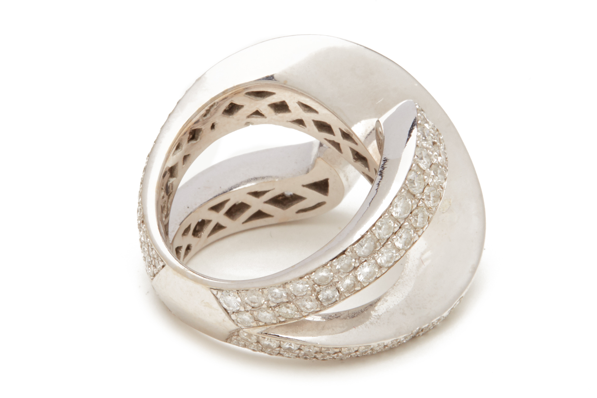 A LARGE WHITE GOLD RING WITH DIAMOND EMBELLISHMENTS - Image 3 of 3