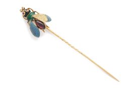 AN ENAMEL AND GARNET FLY SHAPED PIN