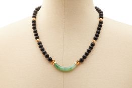 AN ONYX NECKLACE WITH GREEN STONE CENTREPIECE