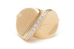 A YELLOW GOLD AND DIAMOND RING