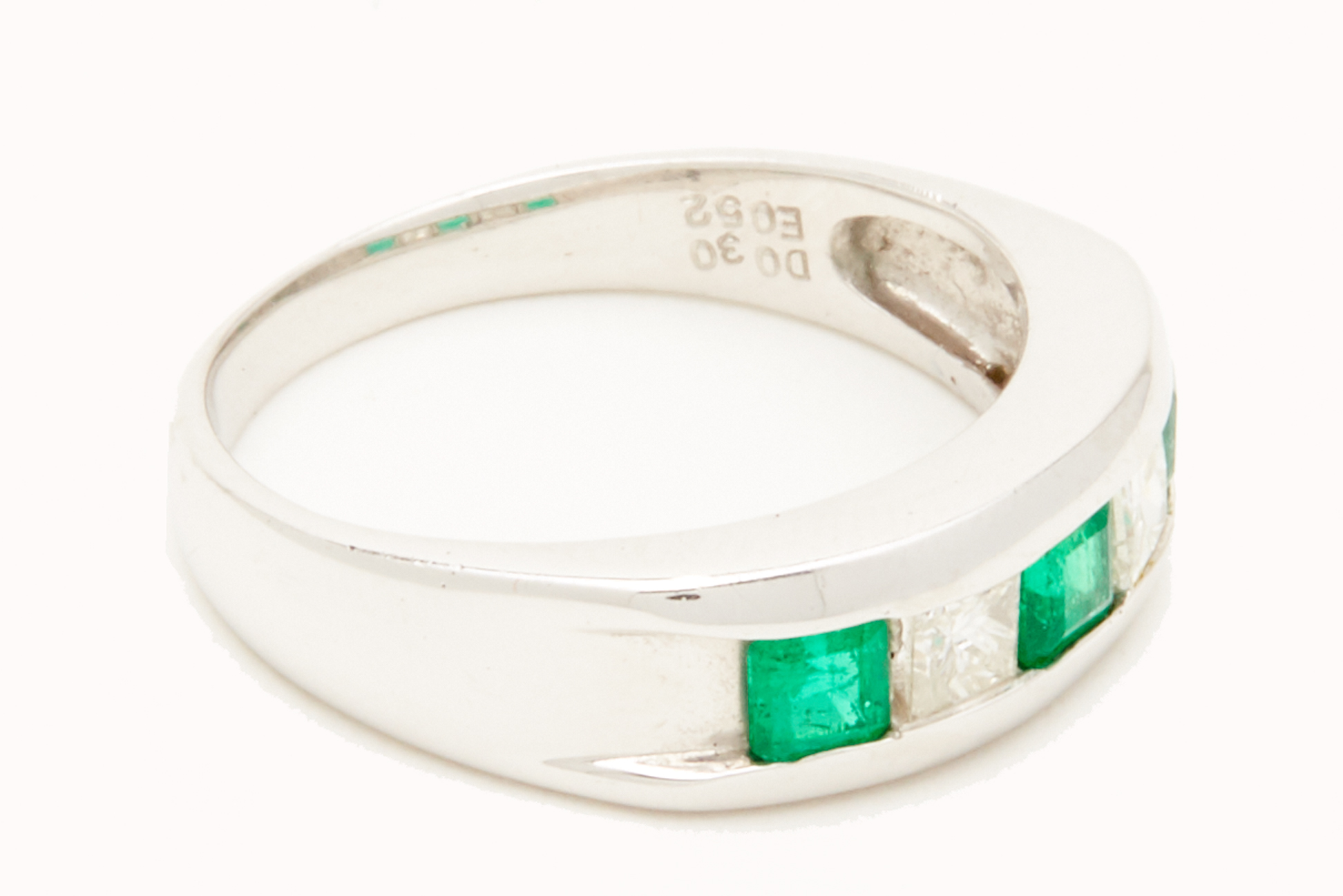 A PLATINUM, EMERALD AND DIAMOND RING - Image 2 of 3