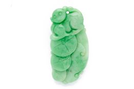 A MONKEY CARVED JADE PENDANT