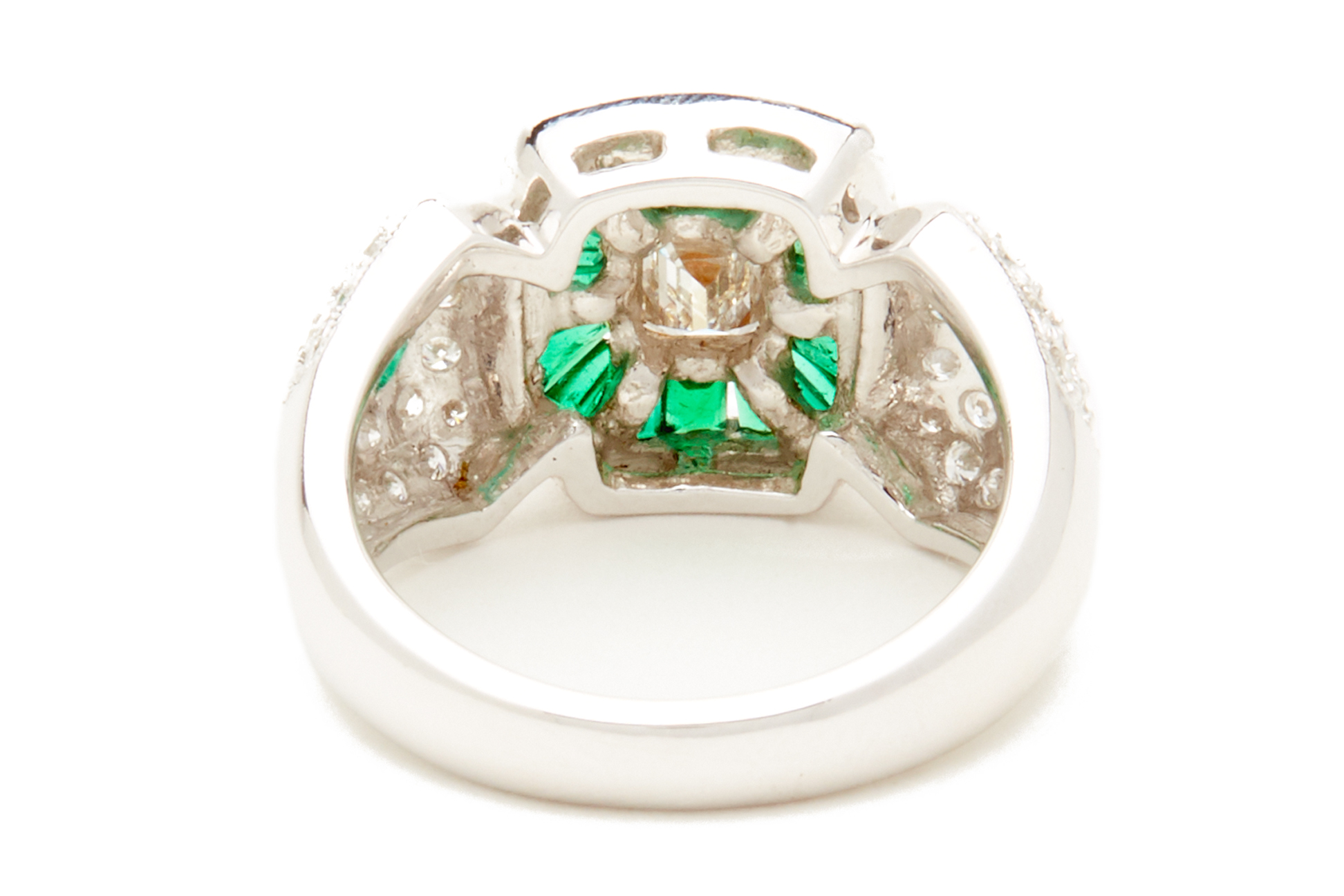 A PLATINUM, EMERALD CUT DIAMOND AND EMERALD RING - Image 4 of 4