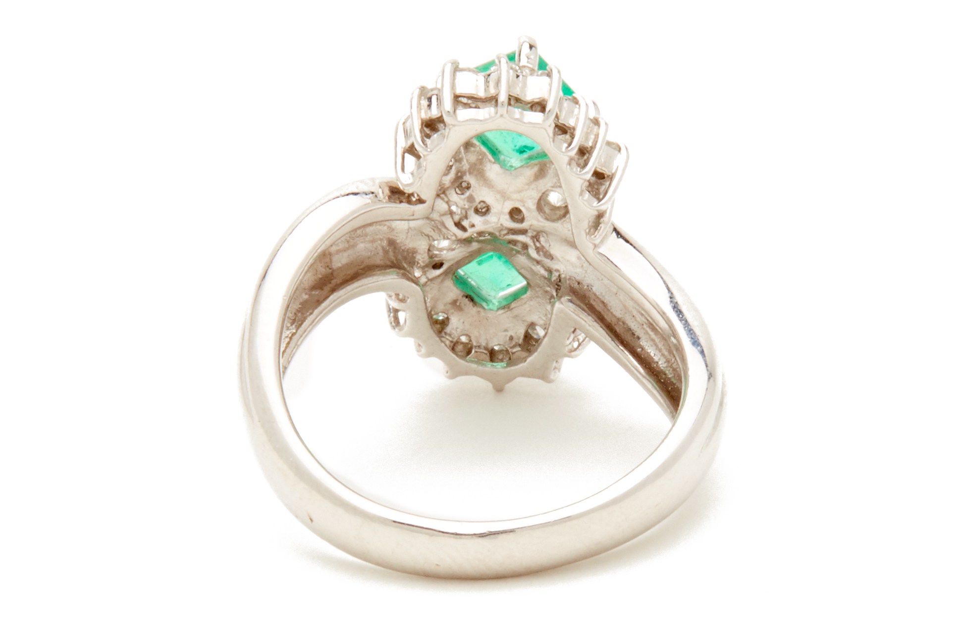A PLATINUM, EMERALD AND DIAMOND RING - Image 4 of 4