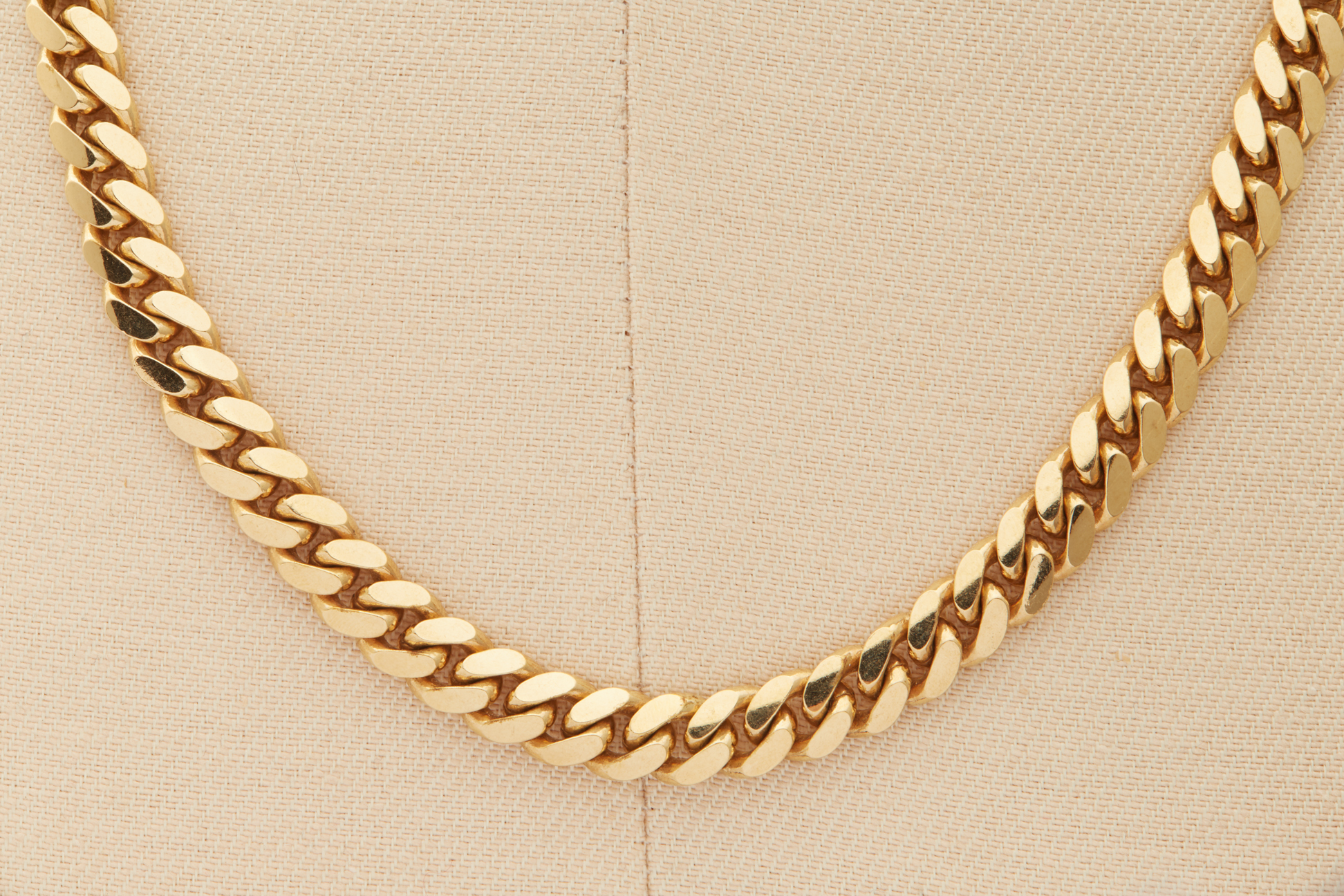 AN ITALIAN YELLOW GOLD CURB CHAIN NECKLACE - Image 2 of 2