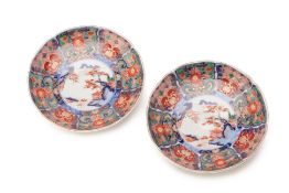 A PAIR OF JAPANESE IMARI PORCELAIN PLATES