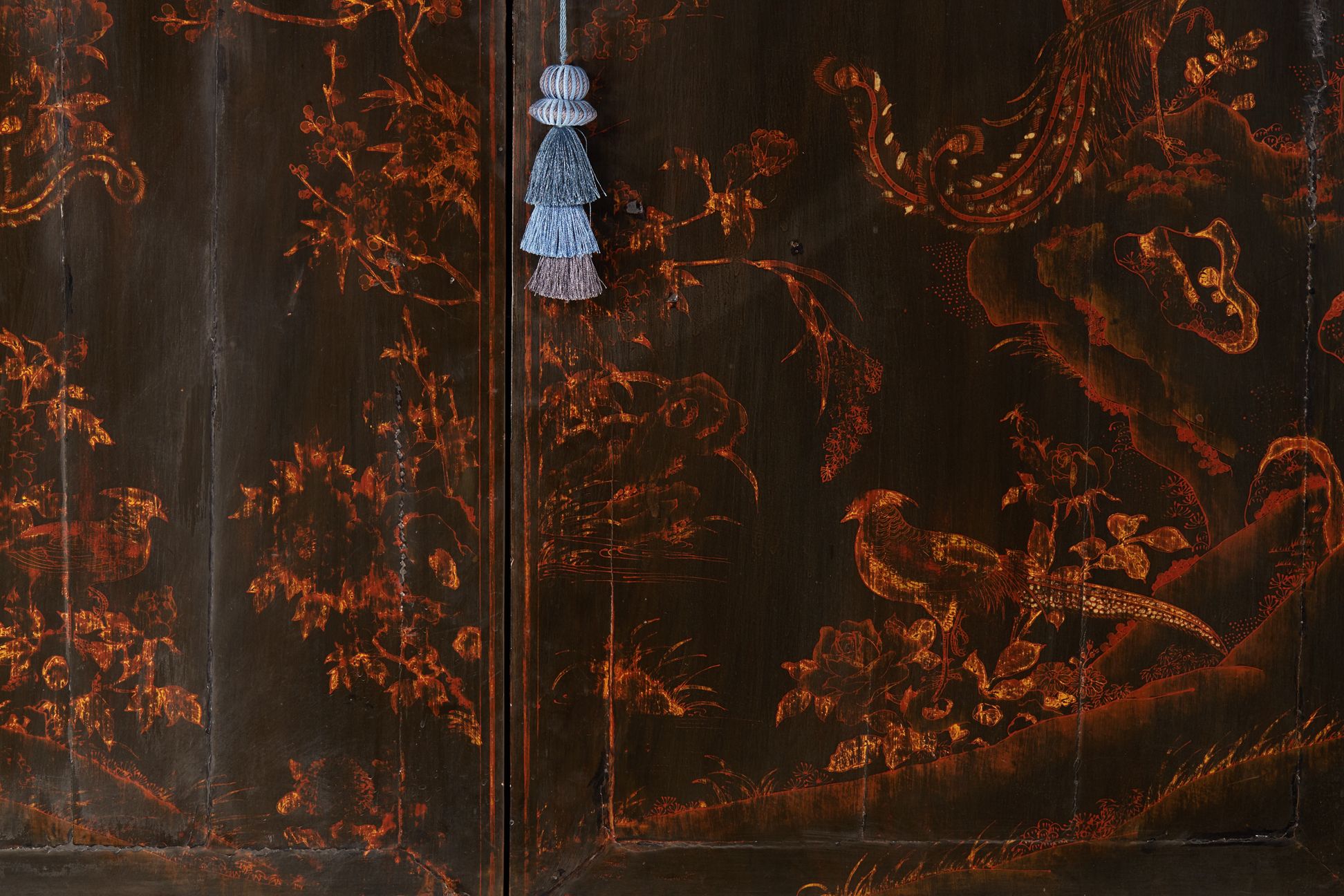 AN ANTIQUE CHINESE BLACK LACQUERED CABINET - Image 5 of 5