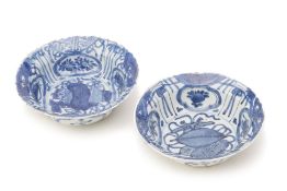 A PAIR OF CHINESE KRAAK BLUE AND WHITE BOWLS