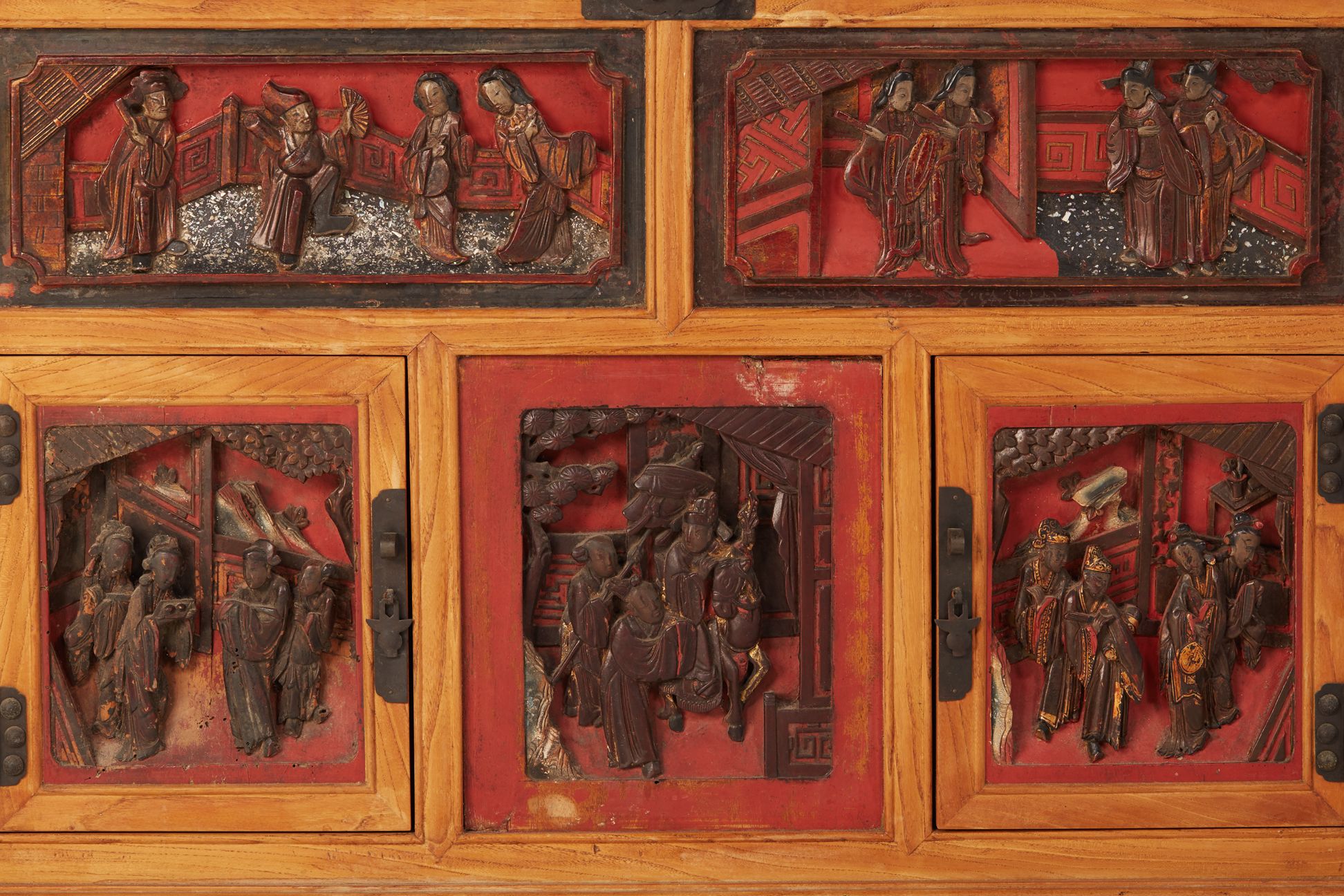 A CHINESE WOODEN CHEST - Image 2 of 3