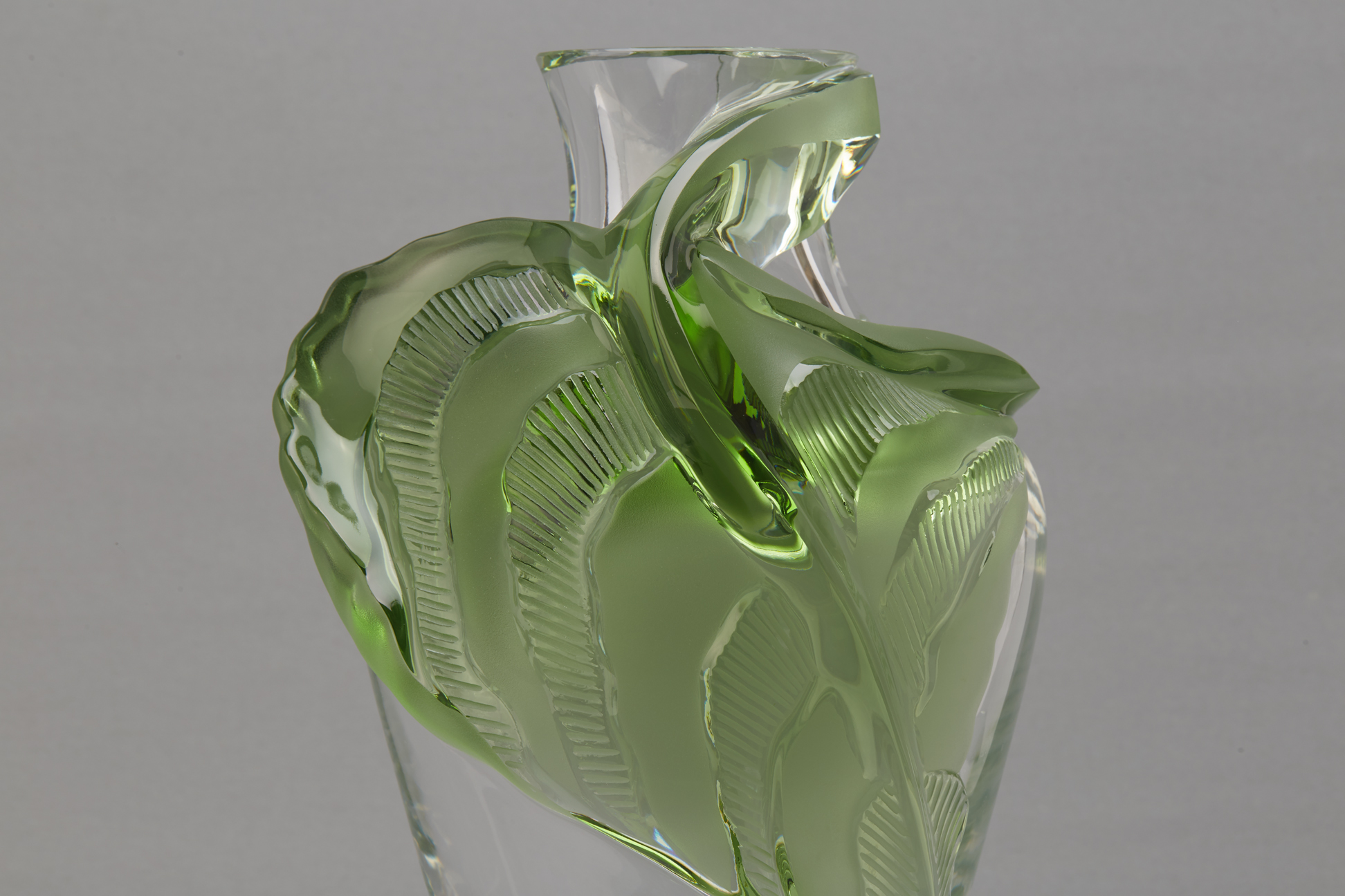 A LALIQUE TANEGA CLEAR AND GREEN GLASS VASE - Image 2 of 2