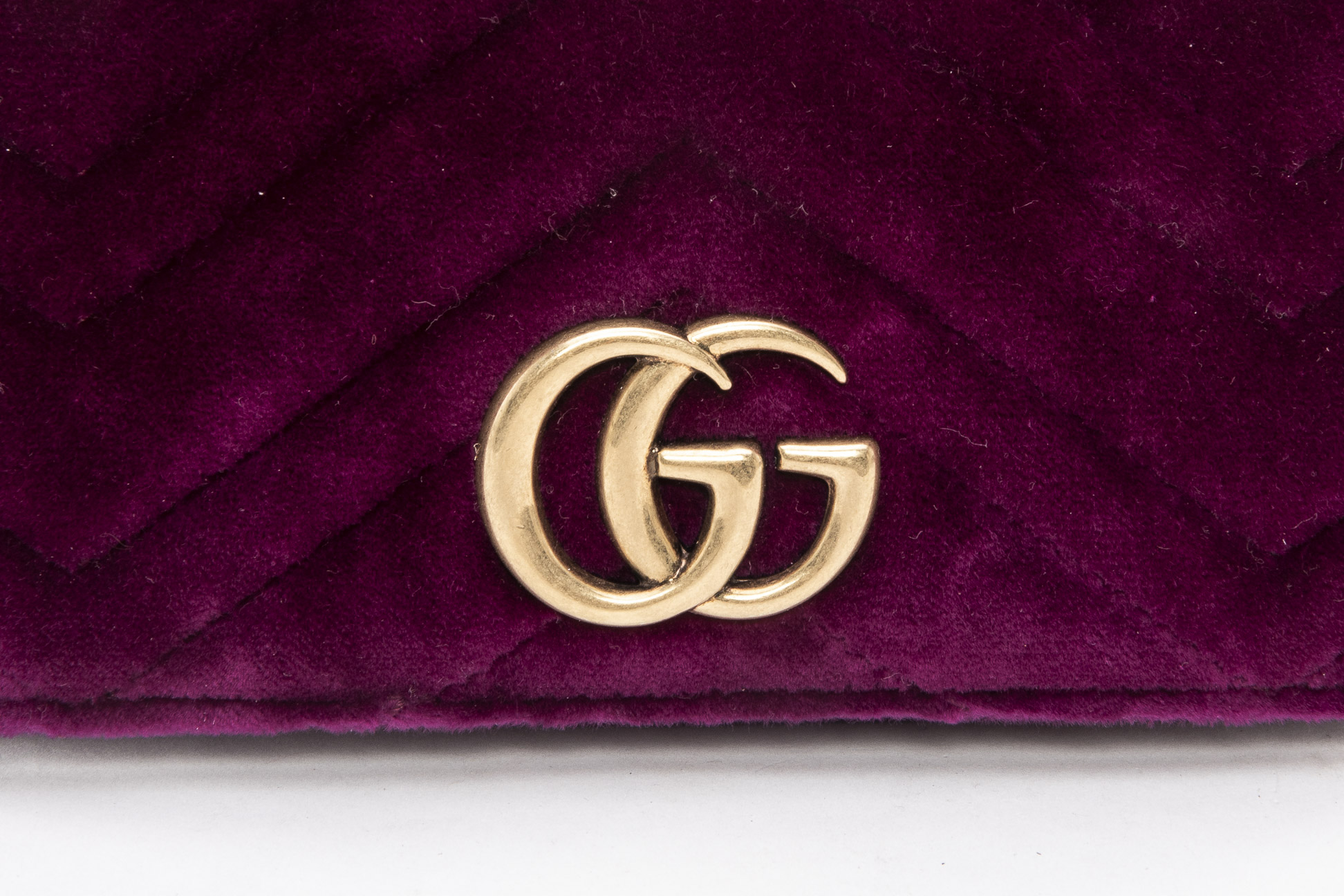 A GUCCI 'MARMONT' MAGENTA VELVET FLAP - Image 3 of 6