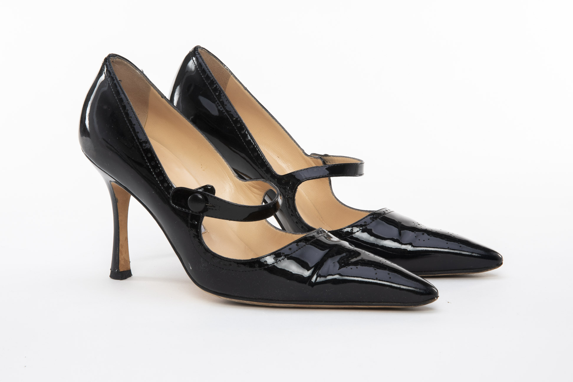 A PAIR OF MANOLO BLAHNIK BLACK PATENT LEATHER HEELS EU 38