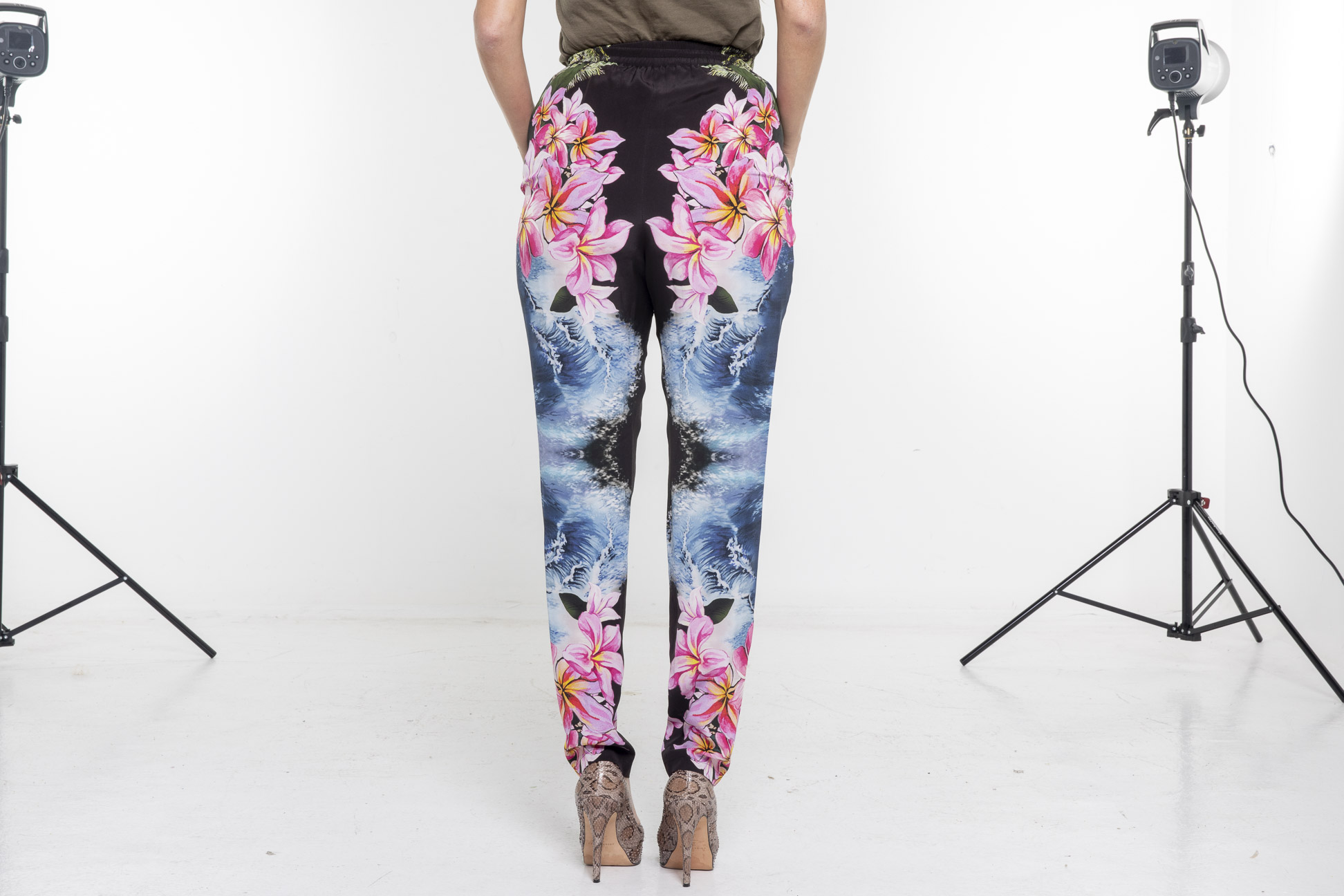 A PAIR OF STELLA MCCARTNEY FLORAL TROUSERS - Image 4 of 4