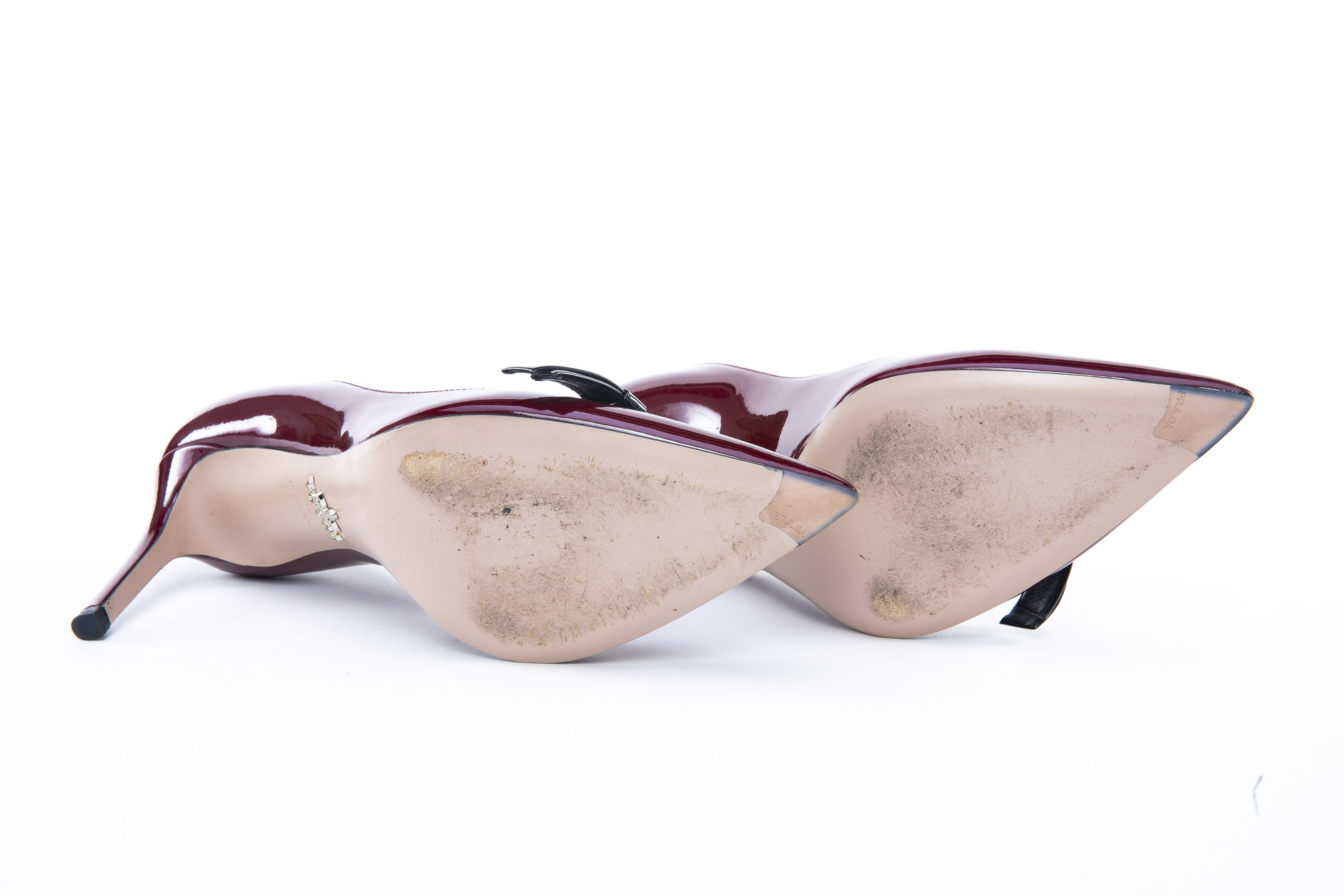 A PAIR OF PRADA BURGUNDY PATENT LEATHER HEELS EU 38 - Image 4 of 4