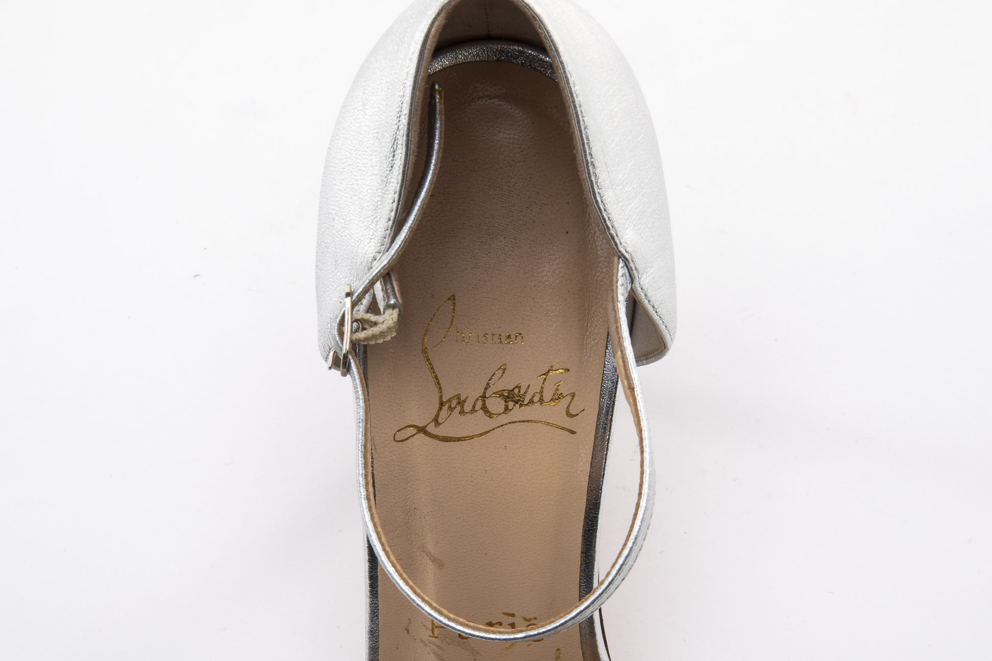 A PAIR OF CHRISTIAN LOUBOUTIN SILVER STRAPPY HEELS EU 38.5 - Image 3 of 4