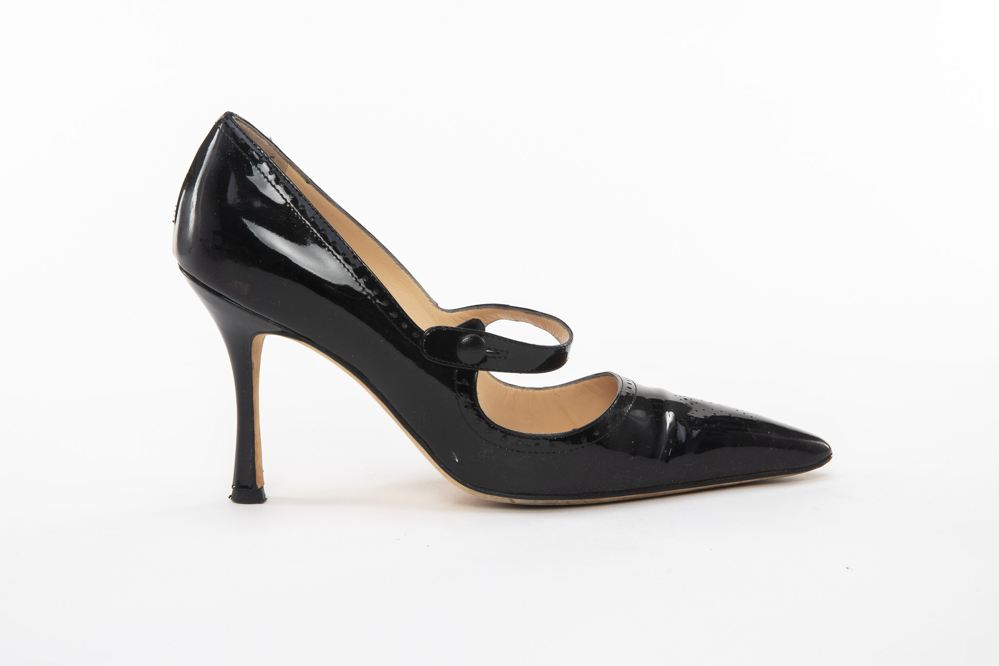 A PAIR OF MANOLO BLAHNIK BLACK PATENT LEATHER HEELS EU 38 - Image 2 of 4