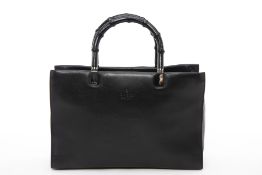 A GUCCI BLACK LEATHER HANDBAG