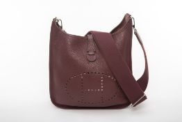 AN HERMÈS EVELYNE III 29 HANDBAG IN BURGUNDY