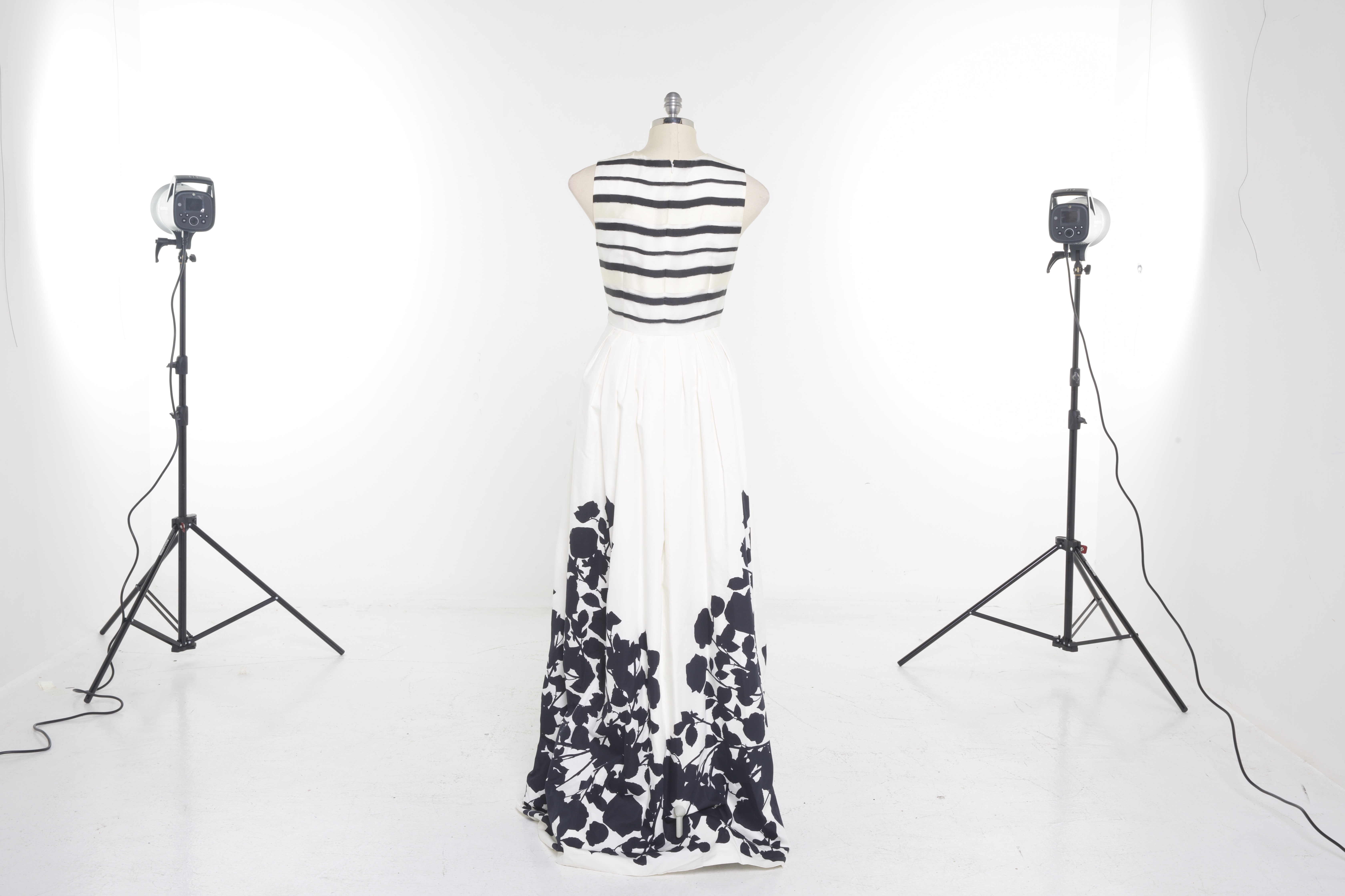 A MAX MARA PIANOFORTE WHITE & NAVY DRESS - Image 3 of 3