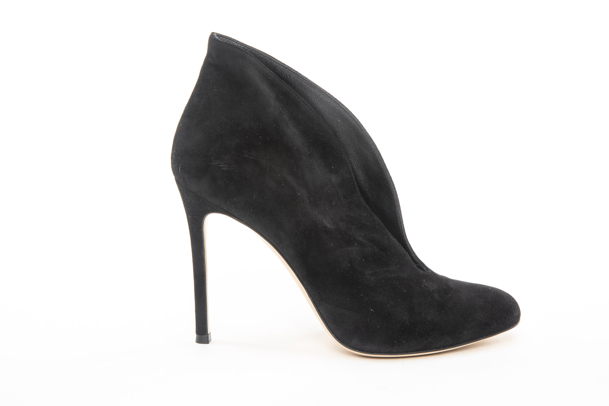 A PAIR OF GIANVITO ROSSI 'VAMP 85' BLACK SUEDE BOOTS EU 38.5 - Image 2 of 4