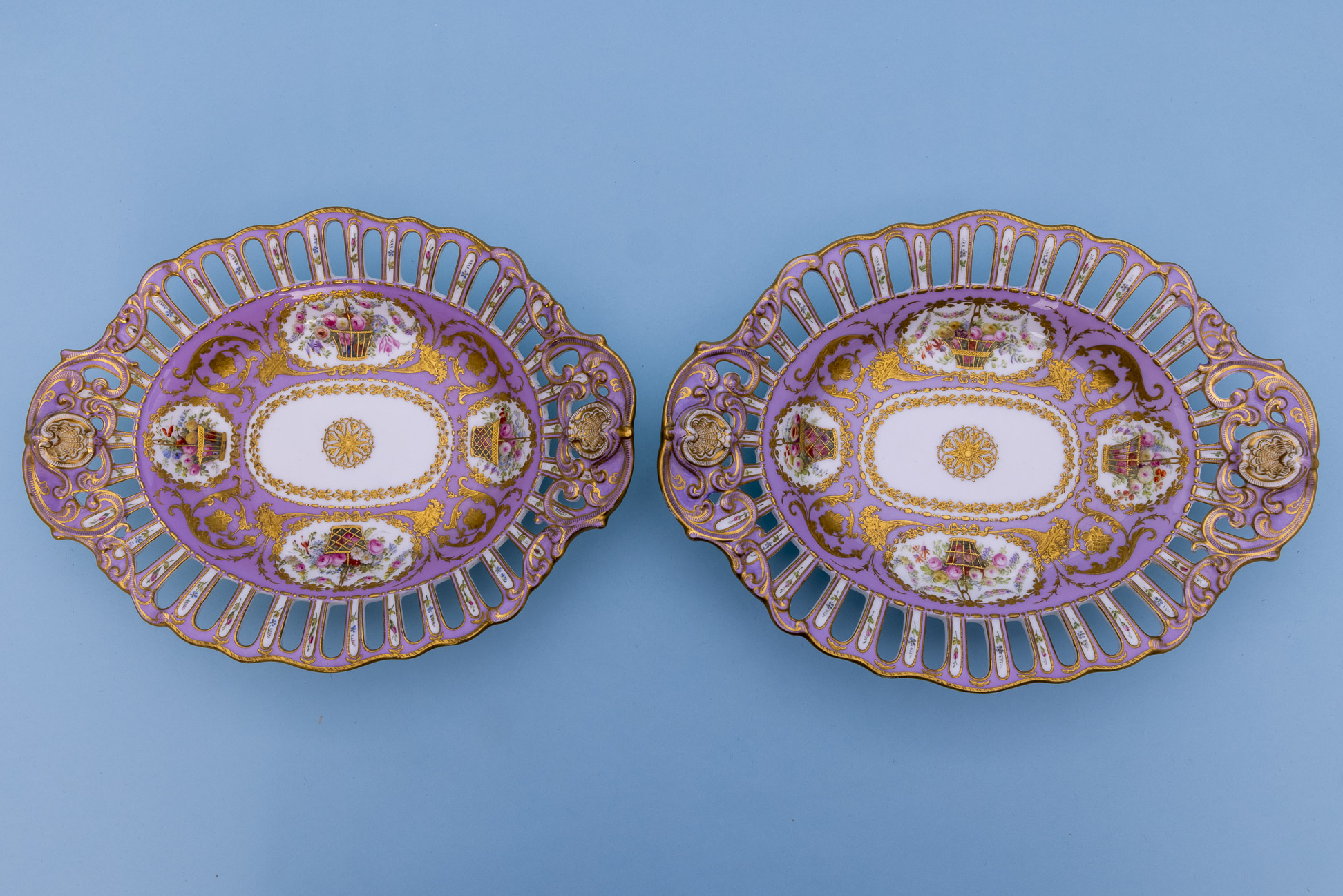 A PAIR OF COPELAND OVAL FOOTED DISHES - Image 2 of 3