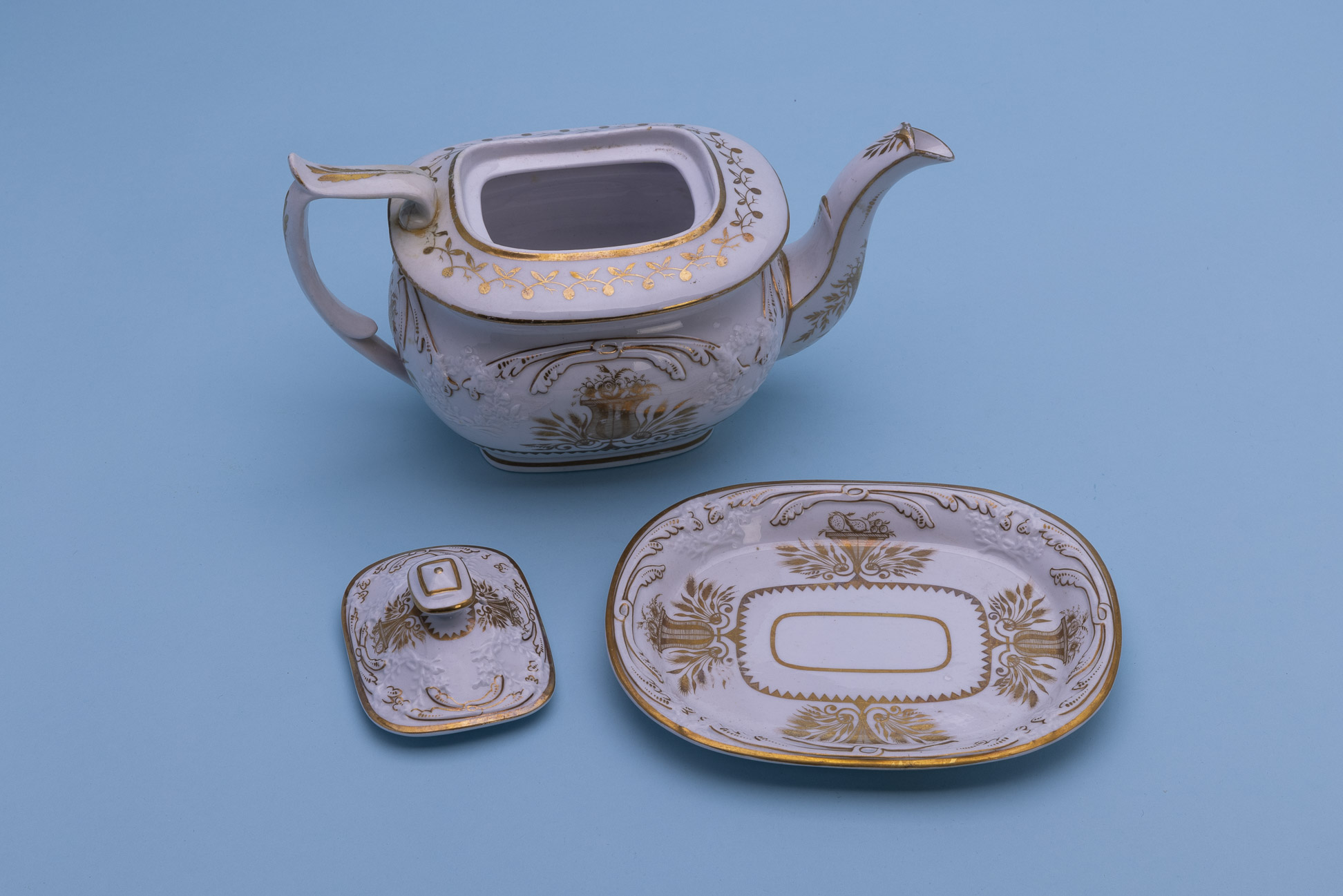 A PORCELAIN TEAPOT AND STAND - Image 2 of 3