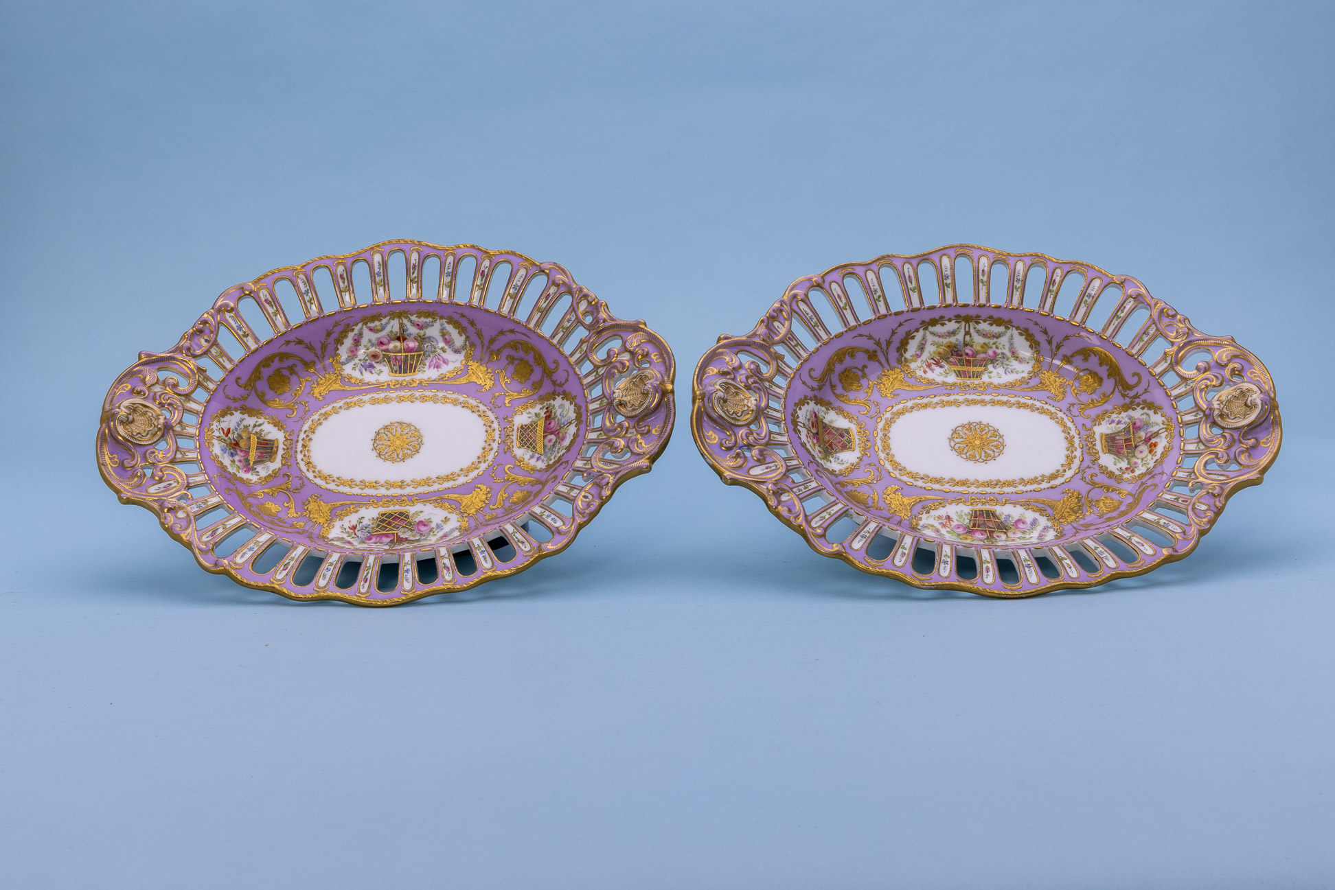 A PAIR OF COPELAND OVAL FOOTED DISHES