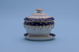 A CHAMBERLAINS WORCESTER SUGAR BOWL, COVER AND STAND