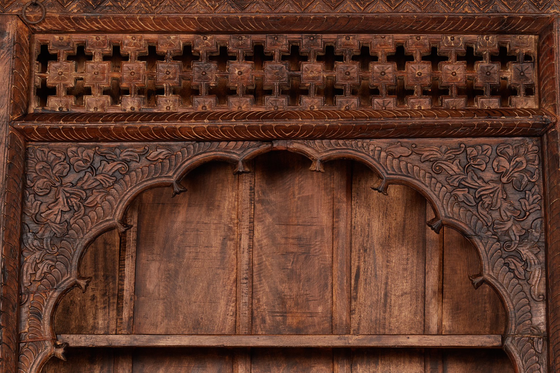 A TALL ANTIQUE DOORWAY ARCH CONVERTED INTO A BOOKCASE (1) - Image 2 of 2