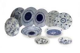 AN ASSORTED GROUP OF ORIENTAL BLUE & WHITE PORCELAIN PLATES