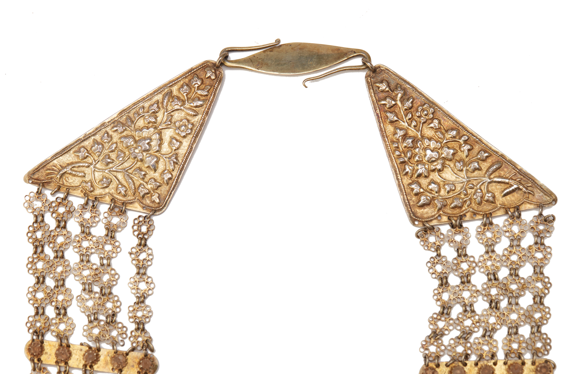 A GILT METAL MULTI-CHAIN NECKLACE - Image 2 of 4