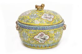 A YELLOW GROUND FAMILLE ROSE CONTAINER AND A LID