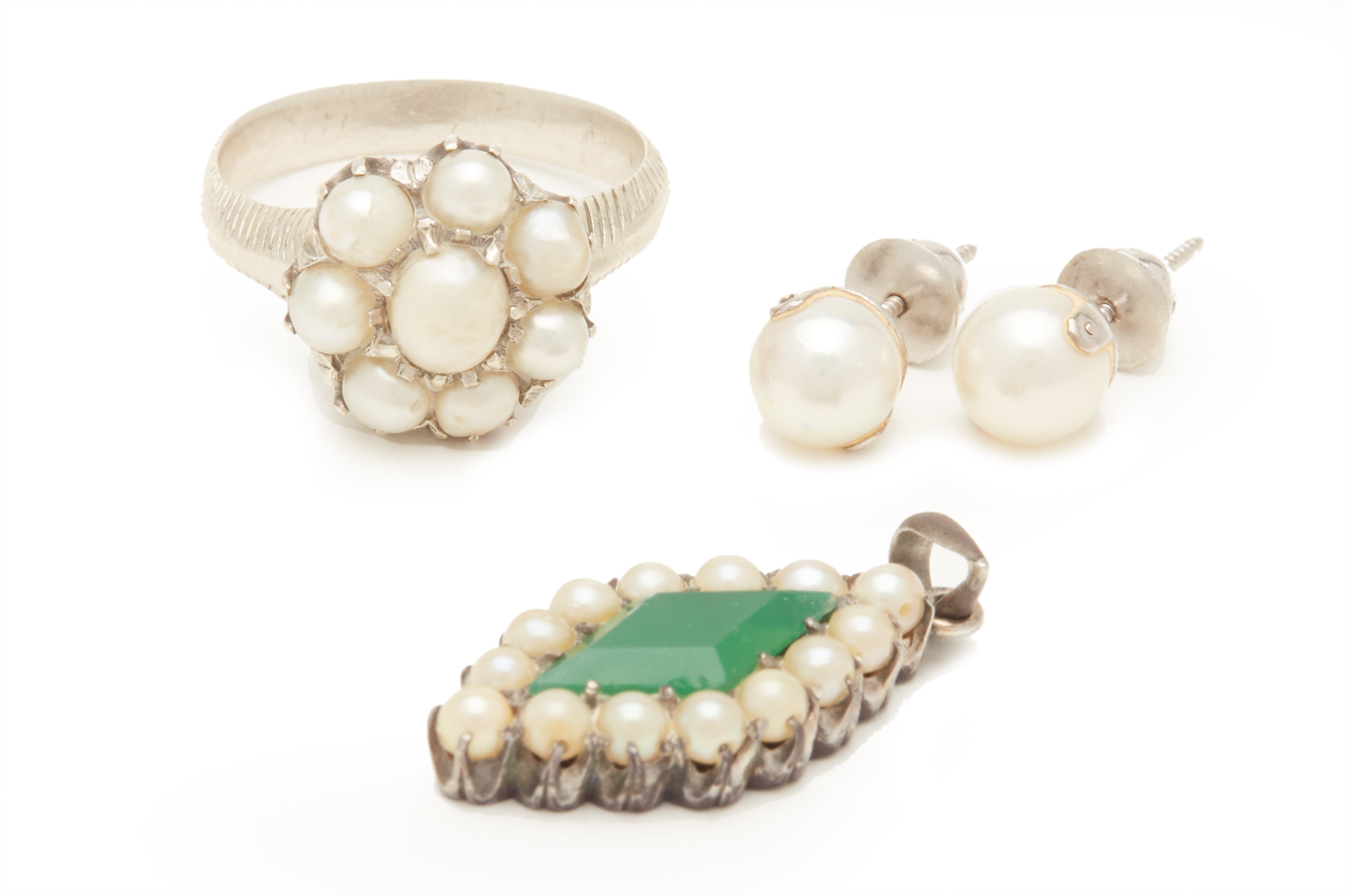 A GROUP OF PERANAKAN WHITE METAL AND PEARL JEWELLERY