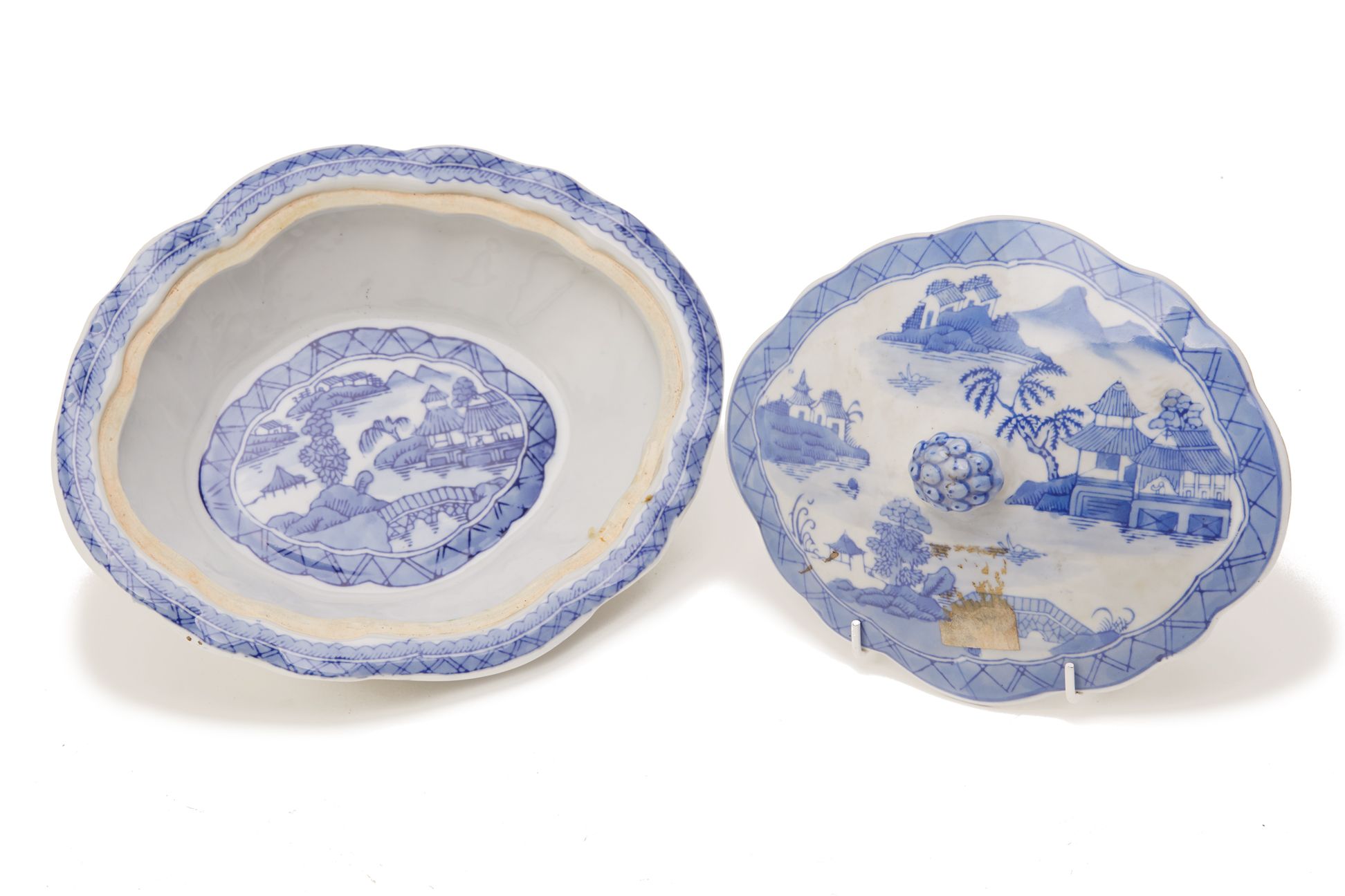 TWO CHINESE BLUE AND WHITE LIDDED DISHES - Image 2 of 2