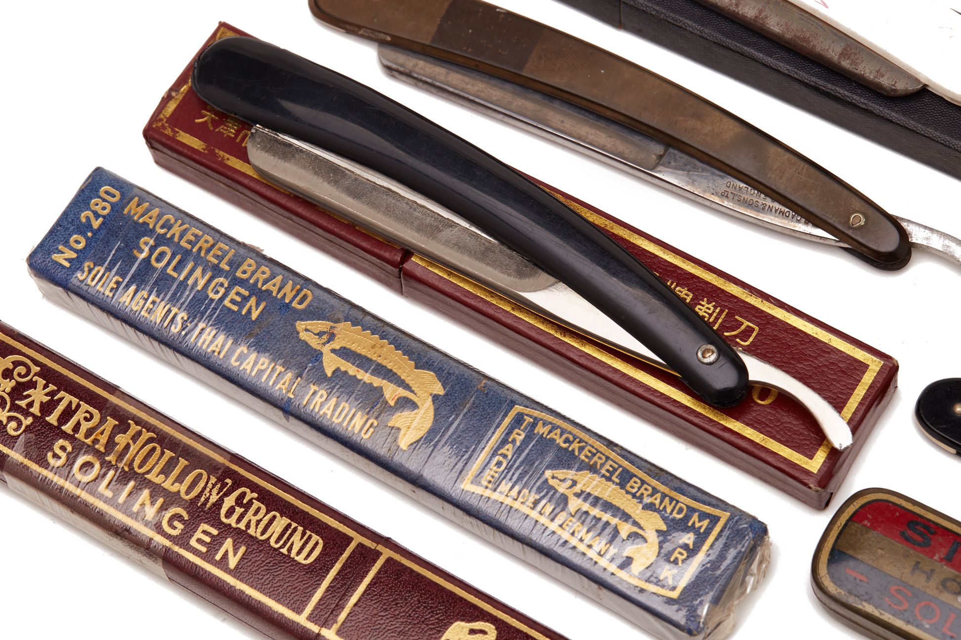 A SMALL COLLECTION OF VINTAGE CUT THROAT RAZORS - Image 3 of 3