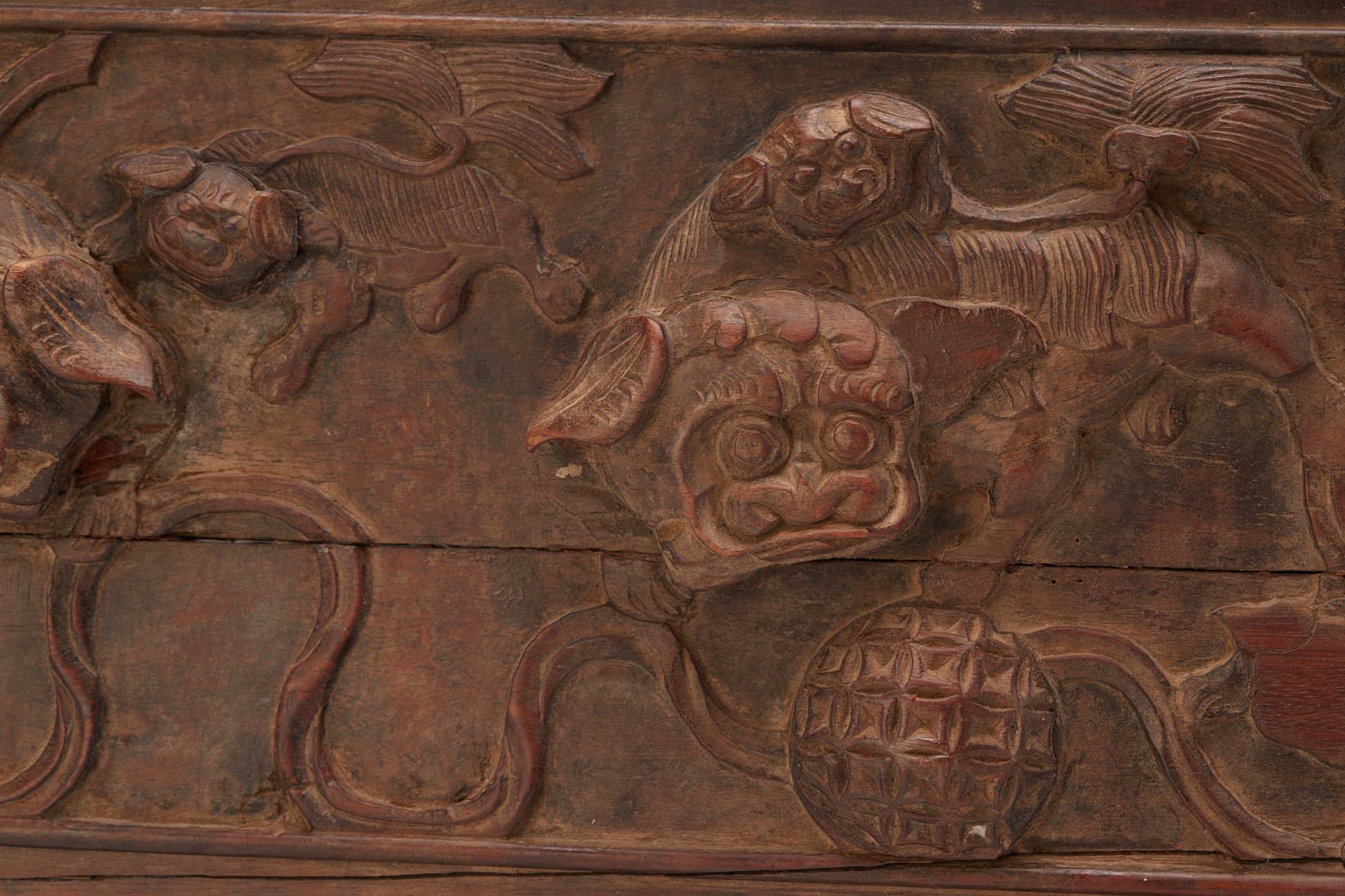 A FRAMED CHINESE WOODEN CARVING - Image 3 of 3