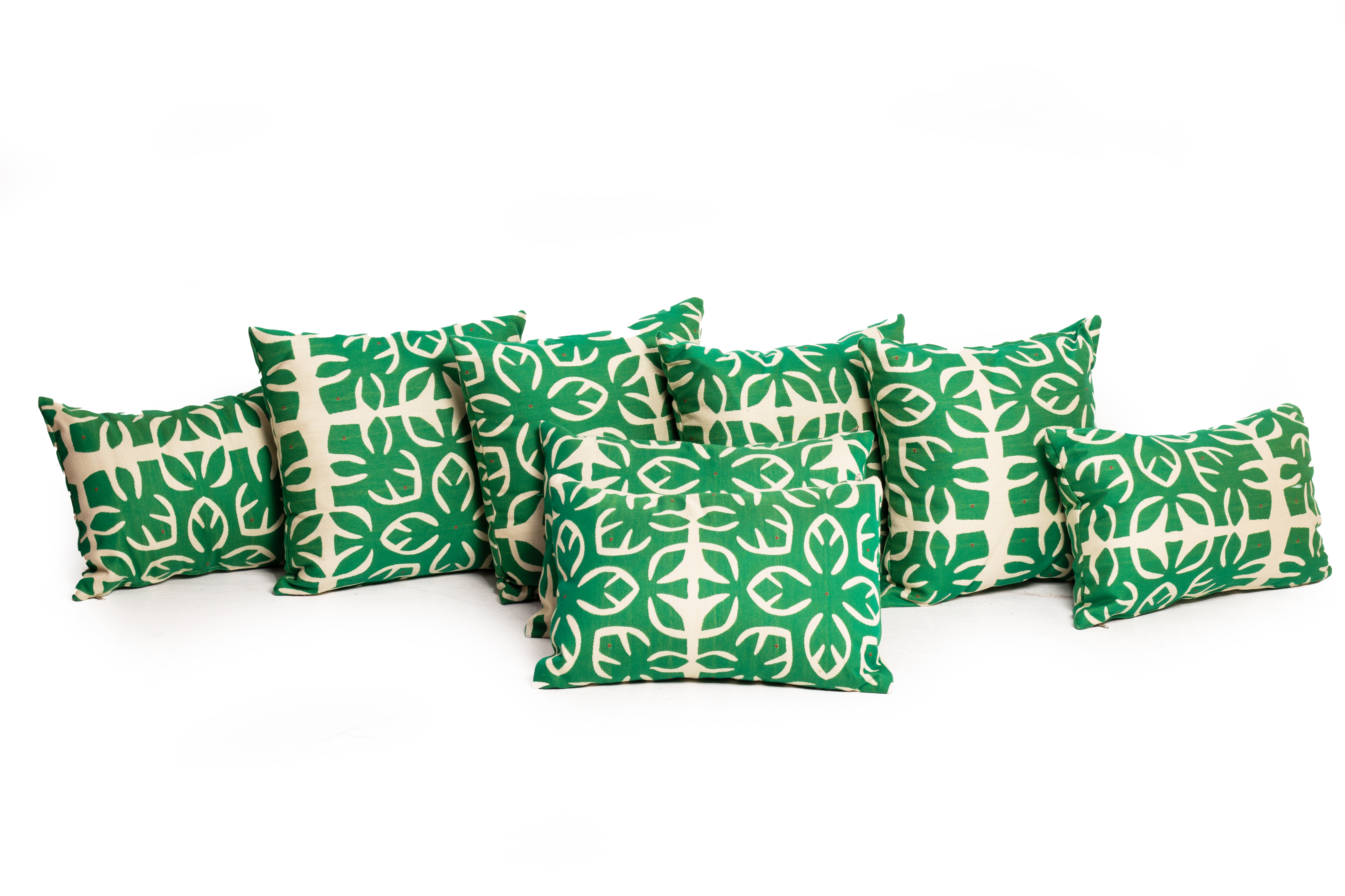 A QUANTITY OF THROW PILLOWS