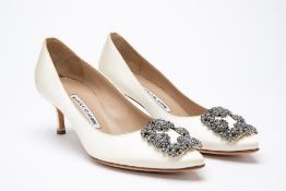 A PAIR OF MANOLO BLAHNIK HANGISI IVORY SATIN HEELS EU 37.5