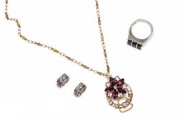 A GROUP OF ASSORTED JEWELLERY