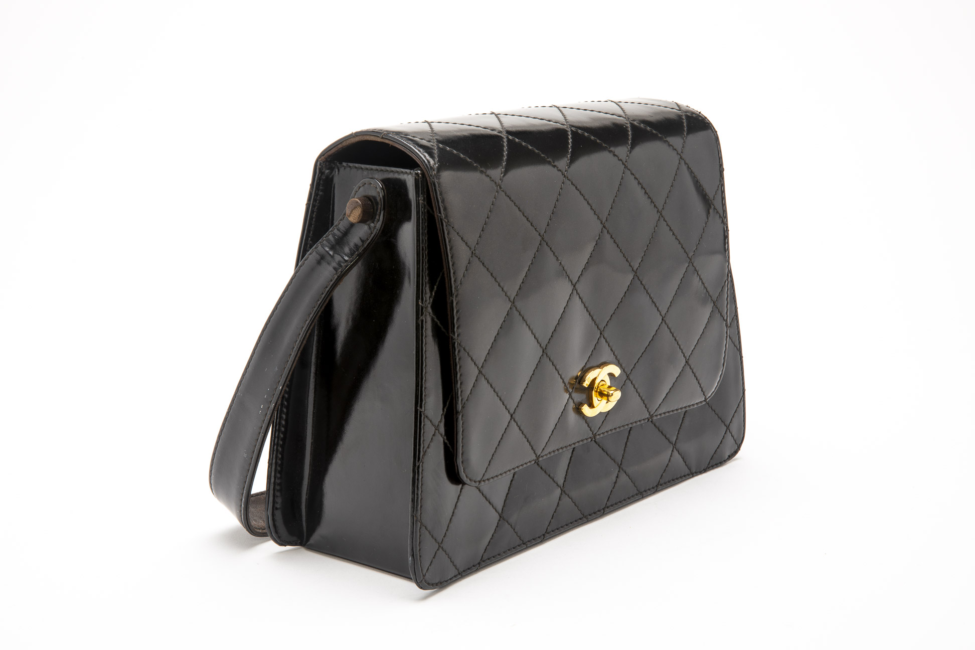 A VINTAGE CHANEL PATENT BLACK LEATHER HANDBAG - Image 3 of 5