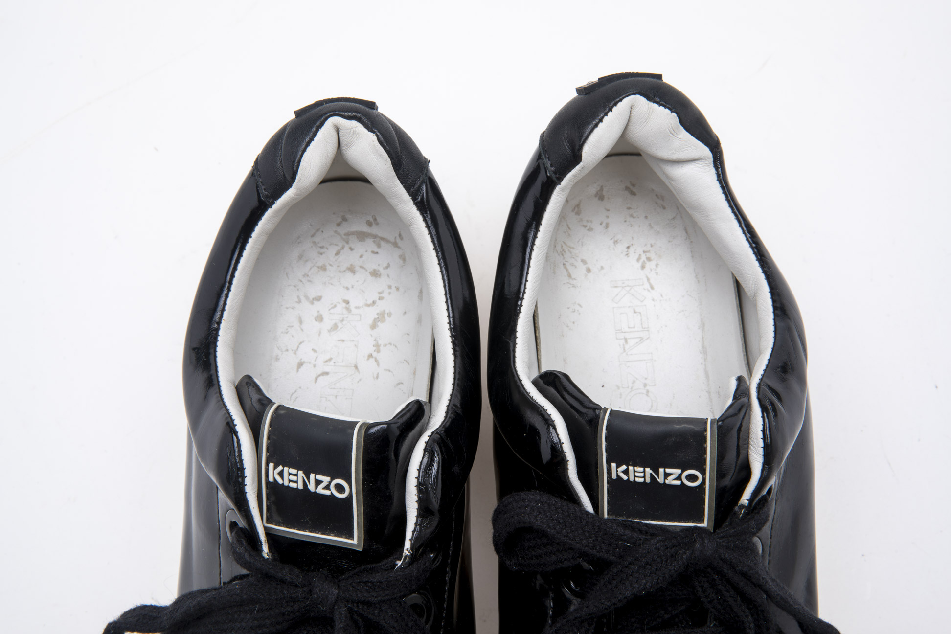 A PAIR OF KENZO BLACK PATENT LEATHER PLATFORM SNEAKERS EU 36 - Image 6 of 6