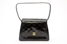 A VINTAGE CHANEL PATENT BLACK LEATHER HANDBAG