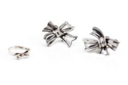 A PAIR OF ANGELA CUMMINGS SILVER CLIP ON EARRINGS AND RING