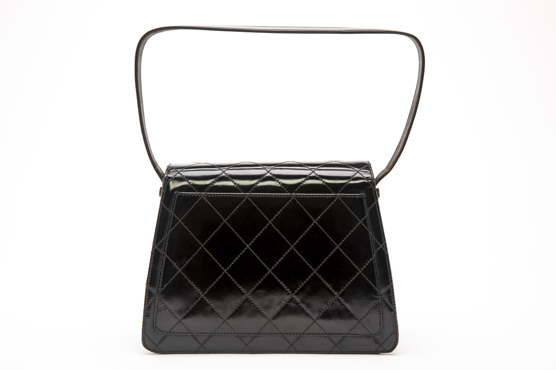 A VINTAGE CHANEL PATENT BLACK LEATHER HANDBAG - Image 4 of 5