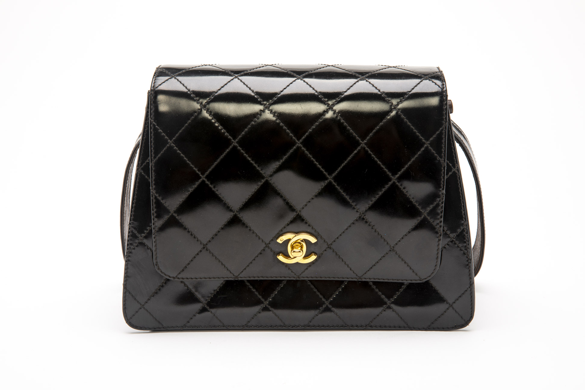 A VINTAGE CHANEL PATENT BLACK LEATHER HANDBAG - Image 2 of 5