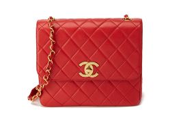 A CHANEL QUILTED RED LEATHER SHOULDER BAG