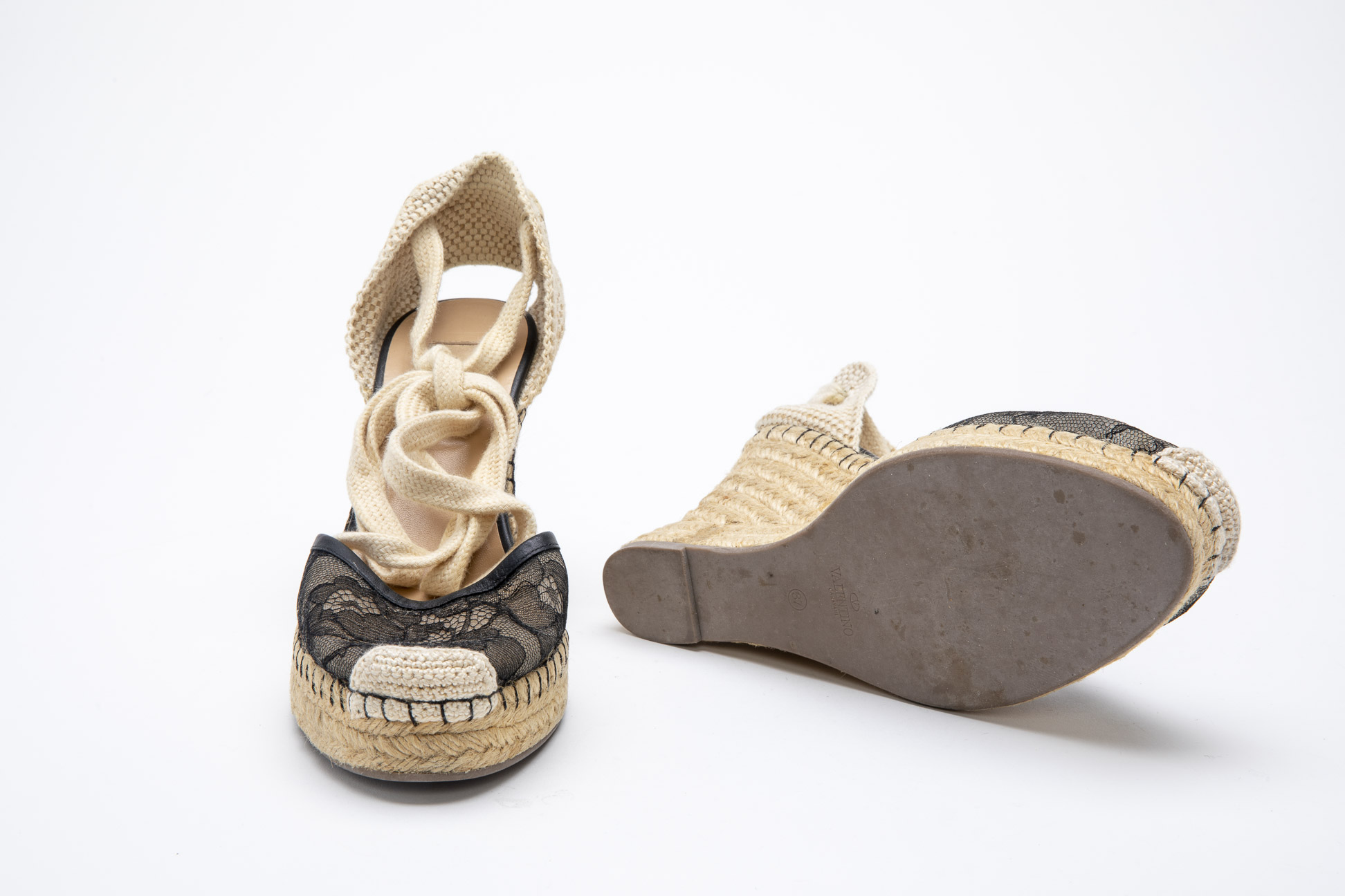 A PAIR OF VALENTINO LACE AND CANVAS ESPADRILLE SANDALS EU 37 - Image 3 of 3