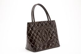 A CHANEL BROWN QUILTED PATENT LEATHER TOTE BAG