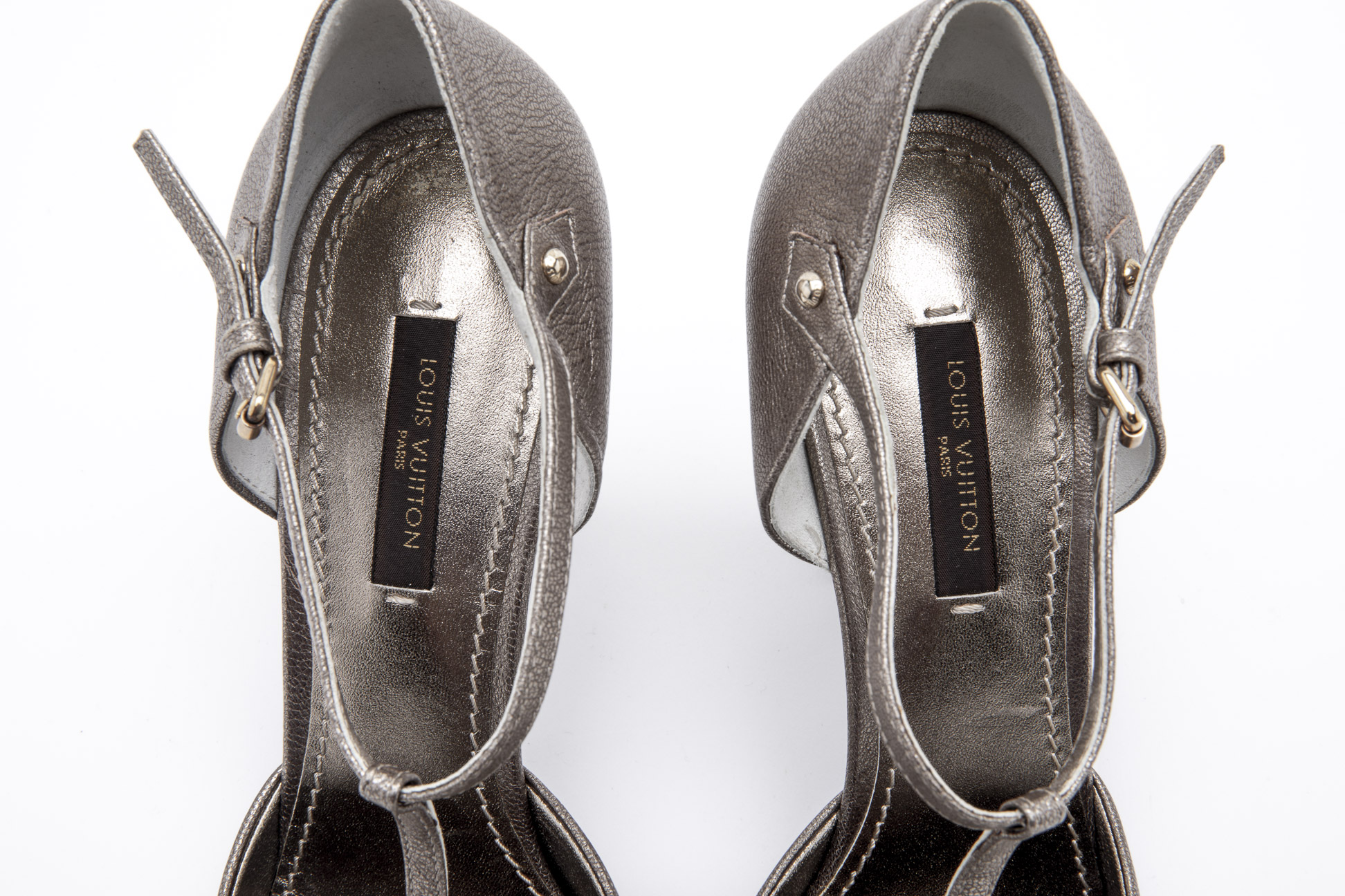 A PAIR OF LOUIS VUITTON SILVER HEELS EU 38 - Image 3 of 5