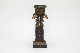 A DECORATIVE URN STAND